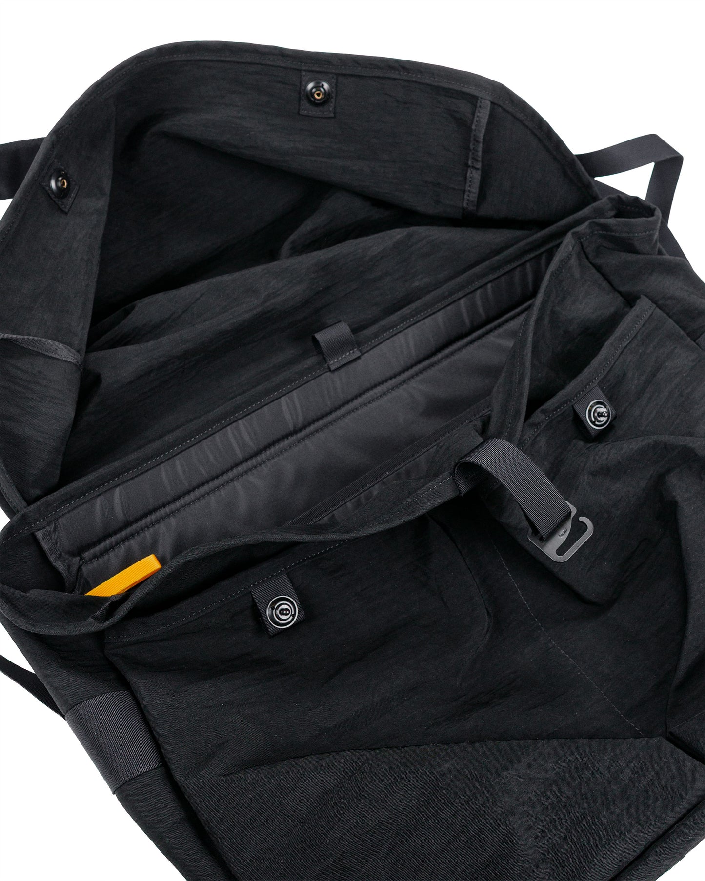 lost & found MAN-TLE MAN-TLE R0G2 'Snap Messenger' Black Nylon