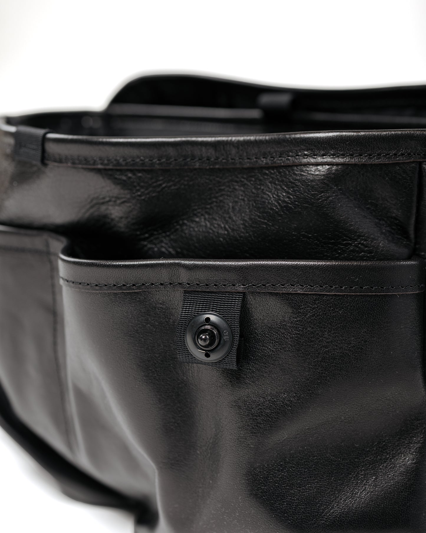 lost & found MAN-TLE MAN-TLE R20G4 'Mini Messenger' Black Hide