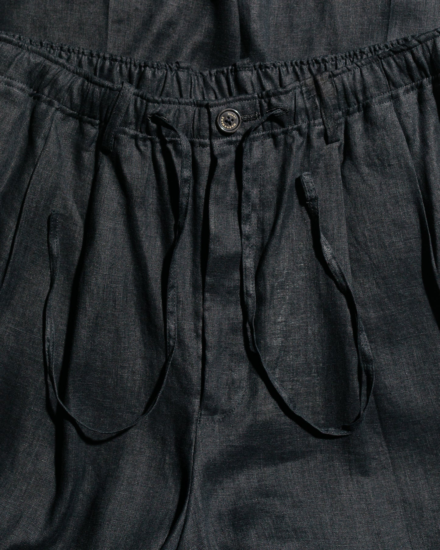 lost & found MARKAWARE MARKAWARE Classic Fit Two Tuck Easy Trousers Hemp Shirting Black