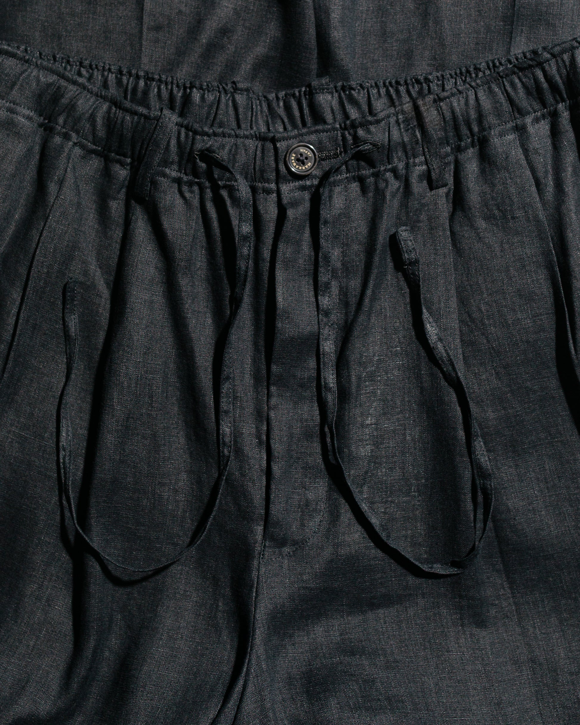 lost & found MARKAWARE MARKAWARE Classic Fit Two Tuck Easy Trousers Hemp Shirting Black