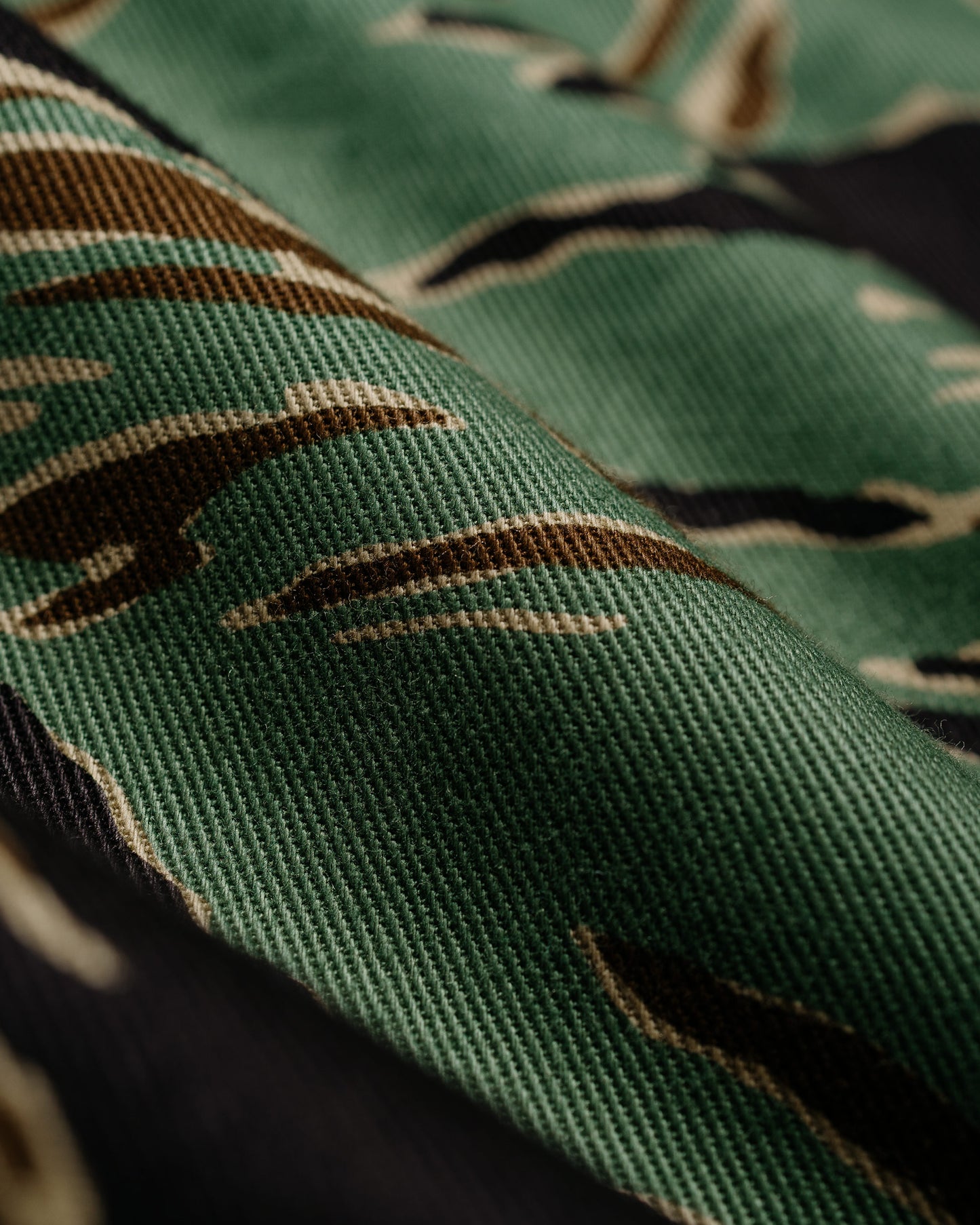 The Real McCoy's MJ26002 Tiger Camouflage Shirt / John Wayne Green