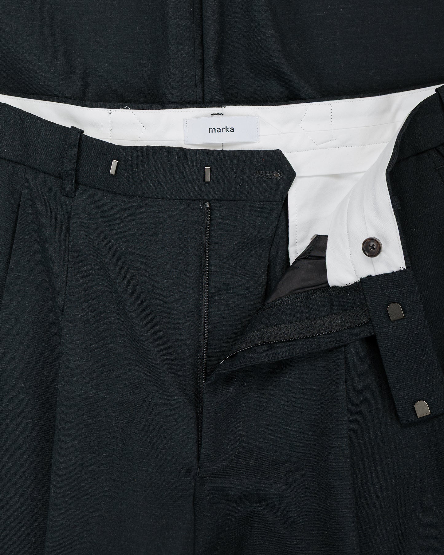 lost & found MARKAWARE marka Two Tuck Baggy Trousers 2/72 Wool Tropical Washer Chambray Black