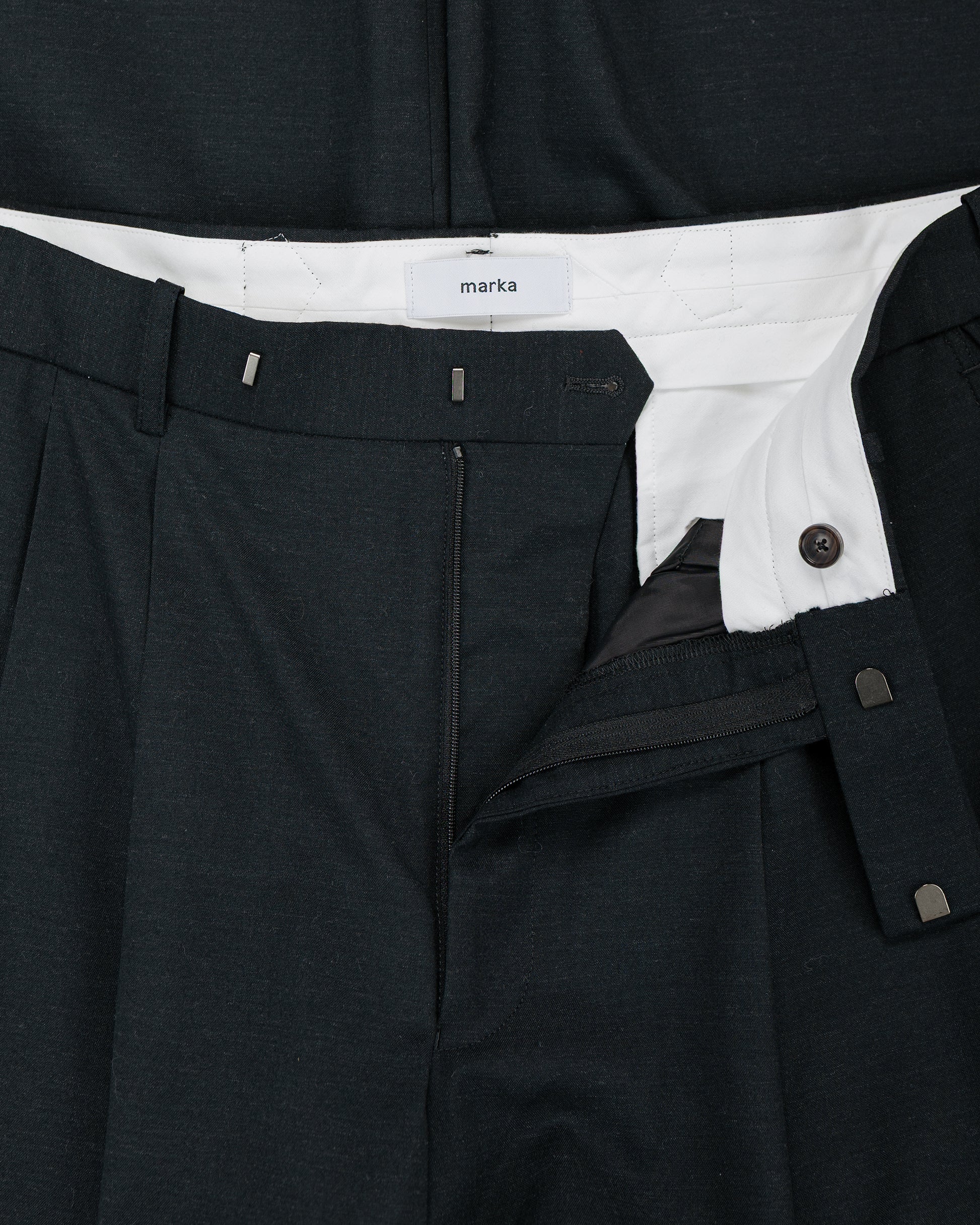 lost & found MARKAWARE marka Two Tuck Baggy Trousers 2/72 Wool Tropical Washer Chambray Black